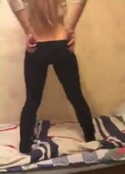 hot girl dancing on periscope in tight leggings 