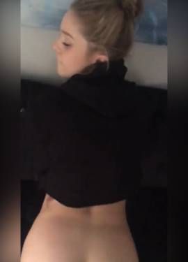 She throwing back her ass on a hard dick