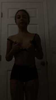 Une jeune fille sexy exhibe ses seins et son vagin sur Periscope - Hotscope  