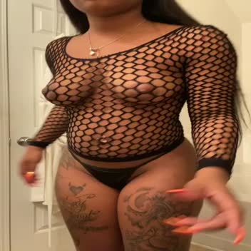 Holy shit her booty is thick - Hotscope